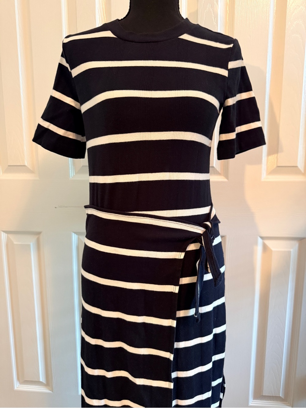 Evereve Black & White Striped Tie-Waist Midi Dress - Picture 2 of 9
